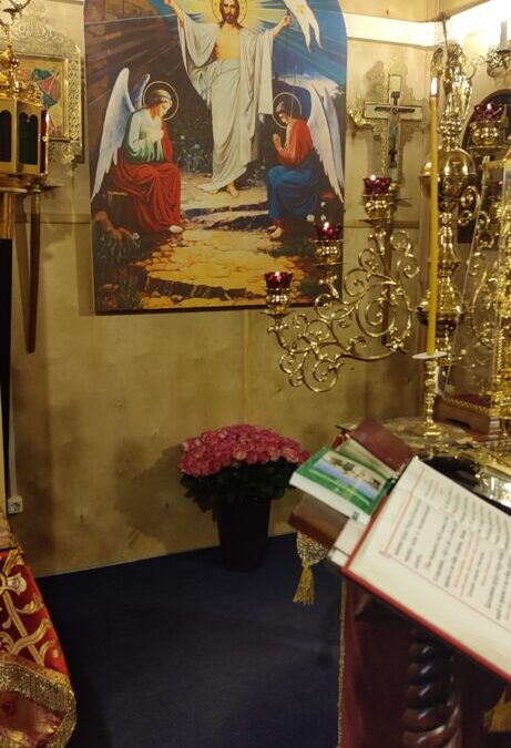 Сегодня в день святых жен-мироносиц настоятель нашего храма отец Иоанн поздравил всех прихожанок с этим православным женским праздником, вручил каждой из них розу. 🌹